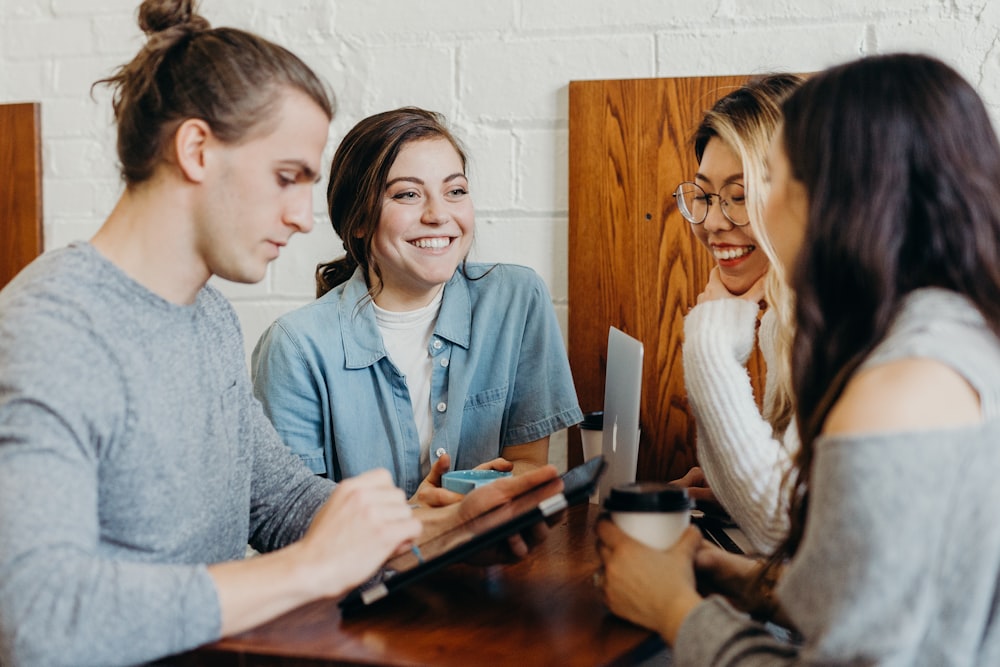 Mensen in gesprek rond een tafel